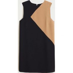 Mango - Sukienka Ilaria. Czarne sukienki damskie Mango, na co dzień, l, bez wzorów, z materiału, casualowe, bez kołnierzyka, bez ramiączek, mini, proste. Za 139.90 zł.