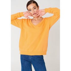 NA-KD Basic Bluza basic z dekoltem V - Orange. Pomarańczowe bluzy damskie NA-KD Basic, z bawełny. Za 80.95 zł.
