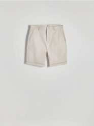 Szorty slim fit - beżowy. Brązowe szorty męskie Reserved, bez wzorów, z bawełny. W wyprzedaży za 89.99 zł.