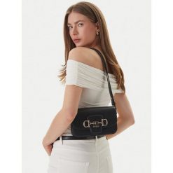 Torebka Guess. Czarne listonoszki damskie Guess, z aplikacjami, bez dodatków. Za 659.99 zł.