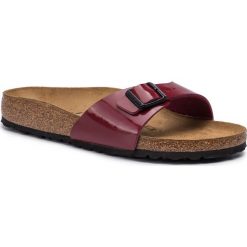 Klapki BIRKENSTOCK - Madrid Bs 1014315 Port. Czerwone klapki damskie Birkenstock, bez wzorów, ze skóry ekologicznej, bez obcasa, bez zapięcia. Za 239.00 zł.