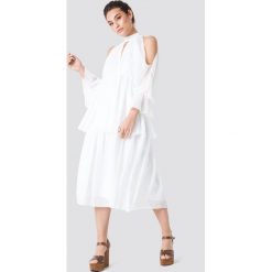 Trendyol Sukienka midi z rozcięciami na ramionach - White. Białe sukienki damskie Trendyol, ze stójką. Za 242.95 zł.