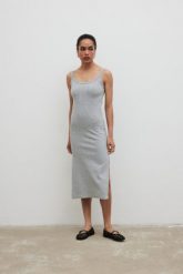 Sukienka na ramiączkach z prążkowanej dzianiny w kolorze GREY MELNAGE- CARMEN-S/M. Szare sukienki damskie Marsala, m, bez wzorów, z bawełny, bez kołnierzyka, bez ramiączek, midi. Za 219.90 zł.