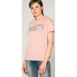 Lee - Top. Szare topy damskie Lee, z nadrukiem, z bawełny, z okrągłym kołnierzem, z krótkim rękawem. W wyprzedaży za 69.90 zł.