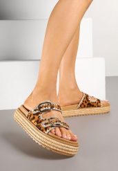Panterkowe Klapki na Platfromie z Klamrami i Geometrycznym Wzorem Sanelor. Białe klapki damskie Born2be, bez wzorów, z jeansu, eleganckie, bez obcasa, na platformie. Za 79.99 zł.