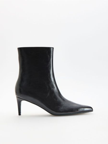Botki na szpilce - mahoniowy. Brązowe botki damskie Reserved, ze skóry, za kostkę, bez obcasa, na szpilce, bez zapięcia. Za 169.99 zł.