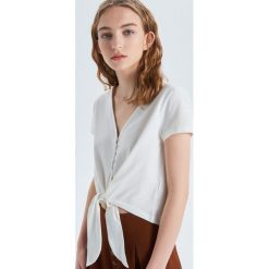 Bluzka oversize z ozdobnym wiązaniem - Kremowy. Bluzki damskie marki Cropp. W wyprzedaży za 19.99 zł.