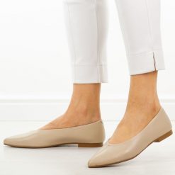 Beżowe skórzane czółenka damskie T.Sokolski 307. Brązowe czółenka damskie Sokolski, bez wzorów, ze skóry, biznesowe, bez obcasa, na płaskiej podeszwie, bez zapięcia. Za 299.00 zł.