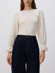 Sweter z ozdobnym rękawem - kremowy. Białe swetry damskie Reserved, l, bez wzorów, z dzianiny, bez kołnierzyka, bez ramiączek, bez kaptura. Za 119.99 zł.