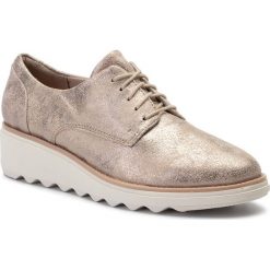 Oxfordy CLARKS - Sharon Crystal 261400714 Pewter. Szare półbuty damskie Clarks, bez wzorów, z materiału, bez obcasa, na koturnie, bez zapięcia. W wyprzedaży za 189.00 zł.