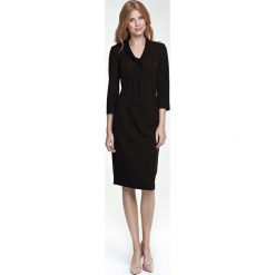 Czarna Sukienka Elegancka z Wiązaniem przy Dekolcie. Czarne sukienki damskie Molly.pl, z tkaniny, eleganckie. W wyprzedaży za 111.93 zł.