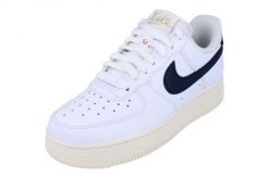 Buty sportowe Sneakersy damskie, W Air Force 1 07 EasyOn. Białe obuwie sportowe damskie Nike, bez wzorów, z materiału, trekkingowe. Za 499.99 zł.