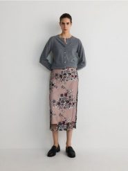 Spódnica z haftem i cekinami - wielobarwny. Czerwone spódnice damskie Reserved, l, z aplikacjami, proste. W wyprzedaży za 159.99 zł.