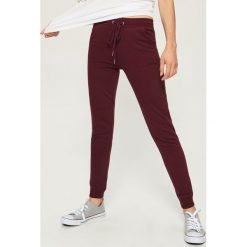 Spodnie dresowe - Bordowy. Czerwone spodnie dresowe damskie Sinsay, z dresówki. Za 39.99 zł.