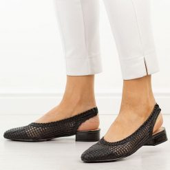 Czarne przewiewne baleriny damskie T.Sokolski 147. Czarne baleriny damskie Sokolski, na lato, w ażurowe wzory, z jeansu, biznesowe, bez obcasa, na obcasie. W wyprzedaży za 157.52 zł.