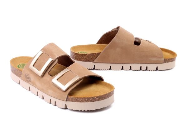 DR. BRINKMANN 700802-08 beige, klapki damskie. Brązowe klapki damskie Dr. Brinkmann, bez wzorów, ze skóry, bez obcasa. Za 309.90 zł.