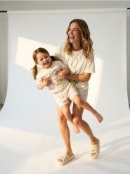 Bawełniana piżama dwuczęściowa z nadrukiem Miffy - biały. Białe piżamy damskie Sinsay, l, bez wzorów, z bawełny, bez ramiączek. Za 49.99 zł.