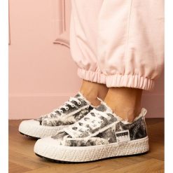 Czarne damskie trampki sneakersy sportowe. Czarne trampki i tenisówki damskie bez wzorów, z tkaniny, klasyczne, bez zapięcia. Za 81.83 zł.