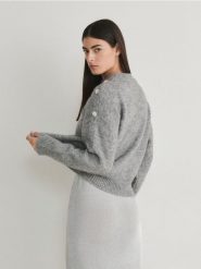 Sweter z ozdobnymi dżetami - szary. Szare swetry damskie Reserved, l, bez wzorów, z dzianiny, bez kołnierzyka, bez ramiączek, bez kaptura. W wyprzedaży za 59.99 zł.