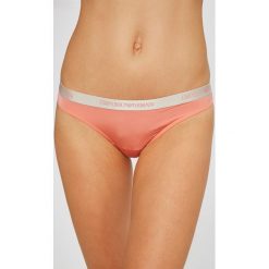 Emporio Armani - Stringi. Różowe stringi damskie Emporio Armani, z bawełny. W wyprzedaży za 89.90 zł.