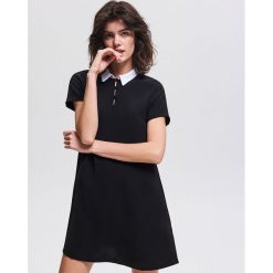 Sukienka z kontrastowym kołnierzykiem - Czarny. Sukienki damskie marki Reserved. W wyprzedaży za 59.99 zł.