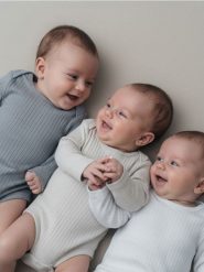 Body z prążkowanej dzianiny 3 pack - biały. Białe body niemowlęce Sinsay, bez wzorów, z dzianiny, bez ramiączek. Za 29.99 zł.