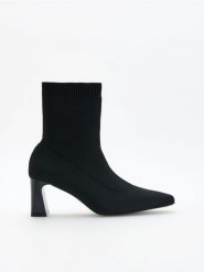 Botki na obcasie - czarny. Czarne botki damskie Reserved, bez obcasa, na obcasie, bez zapięcia. Za 169.99 zł.