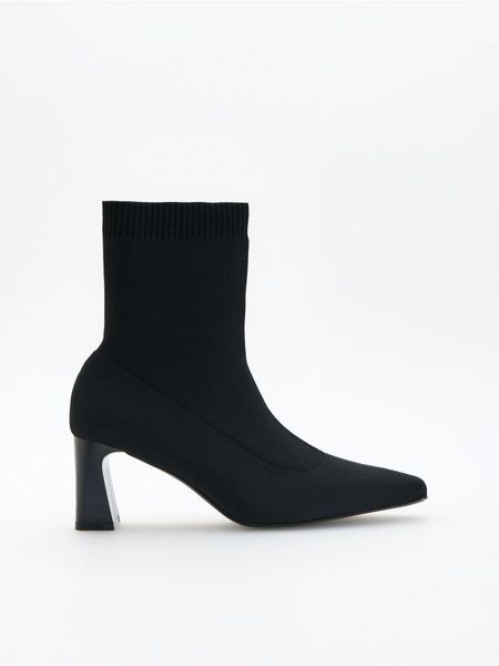 Botki na obcasie - czarny. Czarne botki damskie Reserved, bez obcasa, na obcasie, bez zapięcia. Za 169.99 zł.