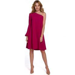 Trapezowa sukienka asymetryczny swobodny fason fuksja. Czerwone sukienki damskie Sukienki.shop, na imprezę, l, bez wzorów, wizytowe, z asymetrycznym kołnierzem, bez ramiączek, asymetryczne. W wyprzedaży za 202.00 zł.