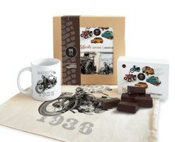 Sokół — paczka (Zawartość paczki: koszulka - torba - kubek - słodycze; Rozmiar koszulki / bluzy: L (damska); Kolor koszulki / bluzy: biały; Rodzaj nad. Białe bluzy damskie nikiniki, l, bez wzorów, z bawełny, bez kołnierzyka. Za 169.00 zł.