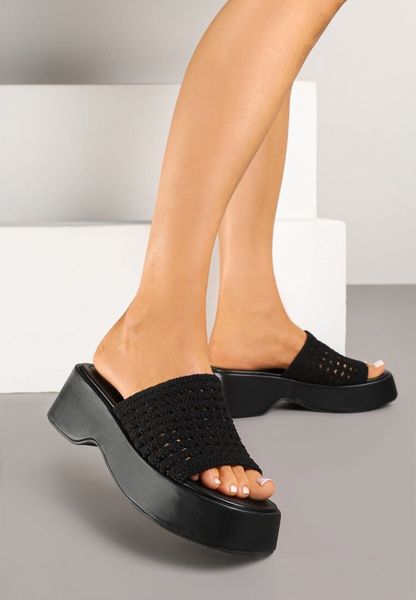 Czarne Klapki na Platformie z Ażurowym Paskiem Tenelina. Czarne klapki damskie Born2be, w ażurowe wzory, boho, bez obcasa, na platformie. Za 109.99 zł.