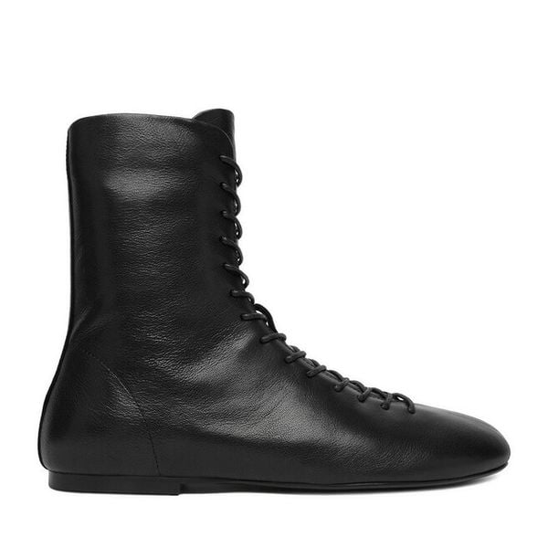 Botki GINO ROSSI. Czarne botki damskie Gino Rossi, bez obcasa, na płaskiej podeszwie, bez zapięcia. Za 429.99 zł.