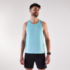 Koszulka do biegania bez rękawów męska Kiprun 900 Light. Niebieskie koszulki sportowe męskie KIPRUN, m, bez wzorów, z elastanu, bez kołnierzyka, bez ramiączek, do biegania. Za 99.99 zł.