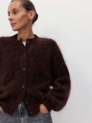 Kardigan z wełną z alpaki - ciemnobrązowy. Brązowe kardigany damskie Reserved, l, bez wzorów, z dzianiny. W wyprzedaży za 299.99 zł.