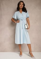 Jasnoniebieska Sukienka Wiązana w Talii z Plisowaniem na Dole Dorseki. Niebieskie sukienki damskie Renee, l, bez wzorów, eleganckie, bez kołnierzyka, bez ramiączek, midi, kopertowe. Za 44.99 zł.