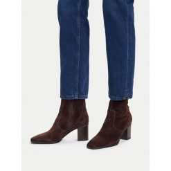 Botki GINO ROSSI. Brązowe botki damskie Gino Rossi, bez obcasa, na słupku, bez zapięcia. Za 479.99 zł.