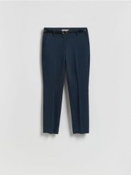 Spodnie cygaretki z paskiem - granatowy. Niebieskie spodnie materiałowe damskie Reserved, bez wzorów, z bawełny. Za 119.99 zł.