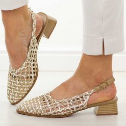 Beżowe przewiewne czółenka damskie T.Sokolski 139. Brązowe czółenka damskie Sokolski, bez wzorów, z jeansu, biznesowe, bez obcasa, na obcasie, bez zapięcia. W wyprzedaży za 192.72 zł.