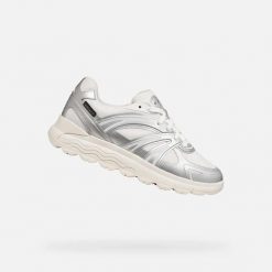 Buty sportowe damskie Geox Spherica 4x4 ABX. Białe obuwie sportowe damskie Geox, bez wzorów, z gumy. Za 538.00 zł.