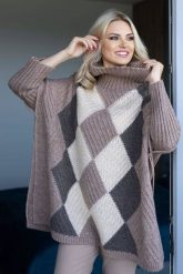 Kolorowy sweter jak ponczo z golfem wzór w romby brązowy. Brązowe swetry damskie PeeKaBoo, uniwersalny, bez wzorów, eleganckie, bez kołnierzyka, bez ramiączek, długie, bez kaptura. Za 329.00 zł.