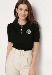 Czarna Wiskozowa Bluzka Polo w Prążki z Guzikami Naszywką i Cyrkoniami Nattia. Czarne bluzki damskie Born2be, z aplikacjami, z wiskozy, bez kołnierzyka, bez ramiączek. Za 74.99 zł.