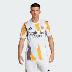 Koszulka Real Madrid 24/25 Pre-Match. Białe koszulki sportowe męskie Adidas, s, bez wzorów, z materiału, bez kołnierzyka, bez ramiączek, do piłki nożnej. W wyprzedaży za 230.30 zł.