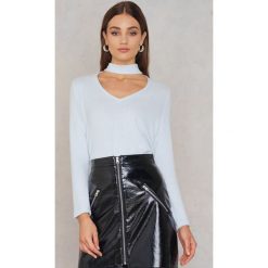 NA-KD Dzianinowy sweter z głębokim dekoltem - White. Białe swetry damskie NA-KD, z dzianiny, z chokerem. W wyprzedaży za 48.59 zł.