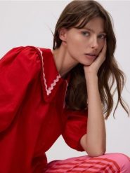 Koszula z dekoracyjnym kołnierzem - czerwony. Czerwone koszule damskie Reserved, l, bez wzorów, z bawełny, bez kołnierzyka, bez ramiączek. W wyprzedaży za 89.99 zł.