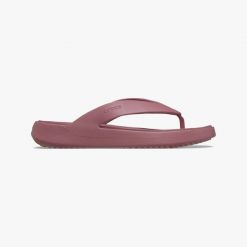 Klapki damskie Crocs Getaway Flip. Czerwone skarpety damskie Crocs, bez wzorów. Za 243.07 zł.