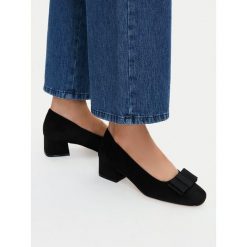 Czółenka JENNY. Czarne czółenka damskie Jenny, bez wzorów, bez obcasa, bez zapięcia. Za 129.99 zł.