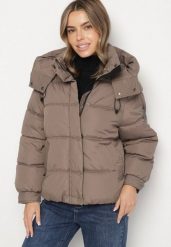 Ciemnobeżowa Kurtka Puffer o Fasonie Oversize z Kapturem i Naszywką Azirva. Brązowe kurtki sportowe damskie Born2be, xl, z aplikacjami, z dzianiny, z kapturem. Za 169.99 zł.