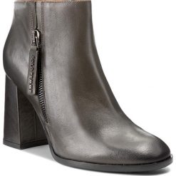 Botki SOLO FEMME - 45604-01-H07/000-13-00 Oliwka. Zielone botki damskie Solo Femme, ze skóry, bez obcasa, na obcasie. W wyprzedaży za 279.00 zł.
