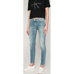 Calvin Klein Jeans - Jeansy Roxy. Jeansy damskie marki Calvin Klein Jeans. W wyprzedaży za 379.90 zł.