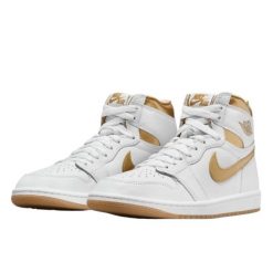 Buty do chodzenia damskie Nike Air Jordan 1 Retro Hi. Białe obuwie sportowe damskie Jordan, bez wzorów, z materiału, do koszykówki, Nike Air Jordan. Za 649.99 zł.